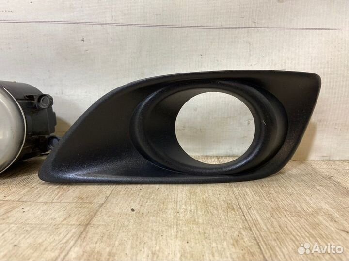 Фара противотуманная передняя Toyota Avensis T25