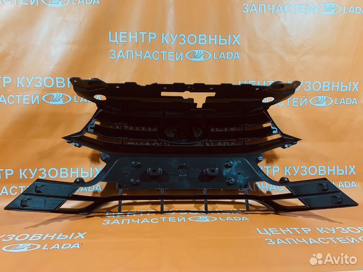 Решетка переднего бампера средняя granta FL