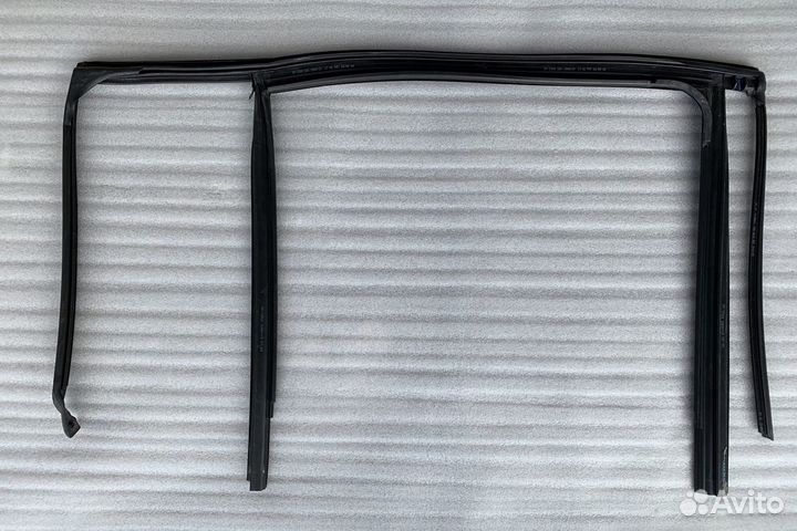 Направляющая стекла задней двери Mercedes GL X166