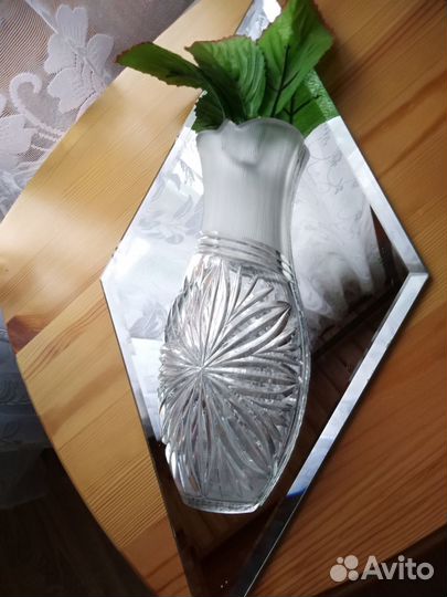 Кашпо на зеркальном полотне