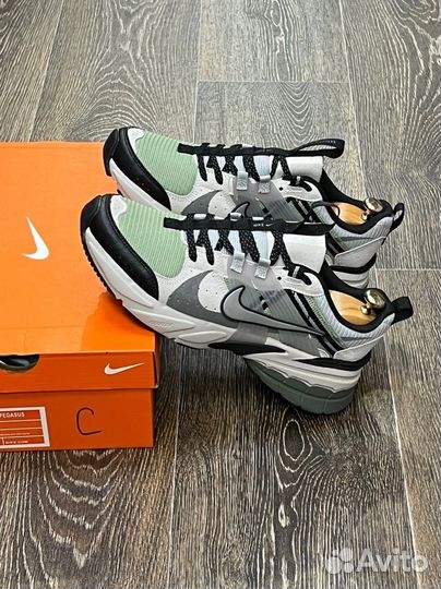 Nike air zoom wmns v2k