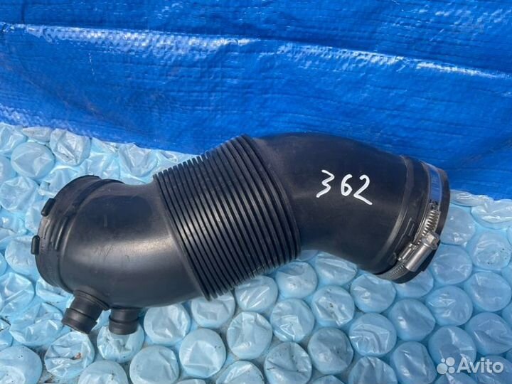 Гофра воздушного фильтра правая Audi S6 C6 BXA