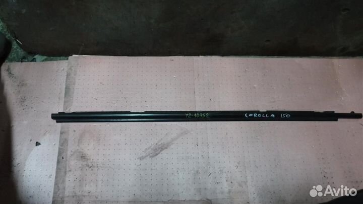 Накладка стекла переднего левого Toyota Corolla