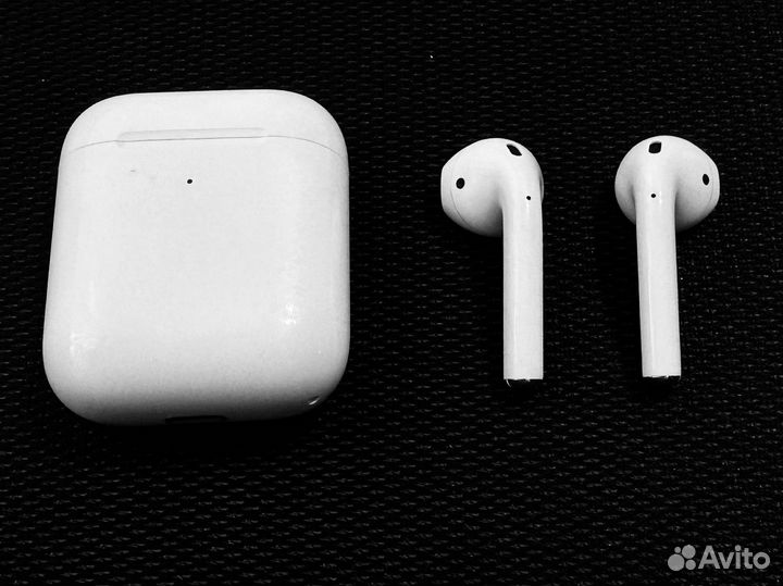 AirPods with Wireless Charging Case