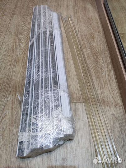 Жалюзи горизонтальные на пластиковое окно