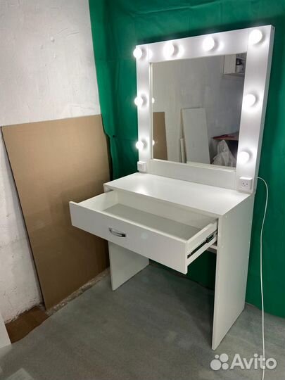 Гримерное зеркало со столом