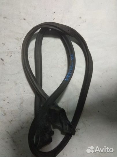 Уплотнитель стекла двери передней правой Subaru Le