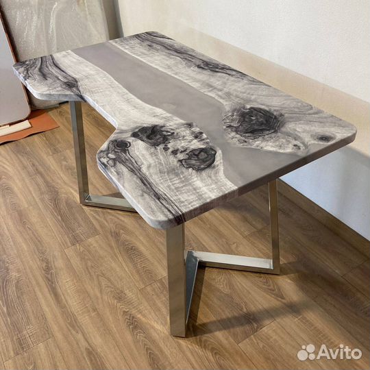 Компьютерный стол 'Solid Hearing'