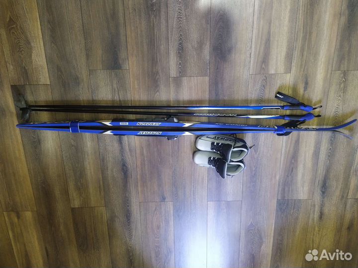 Комплект беговых лыж + палки + ботинки