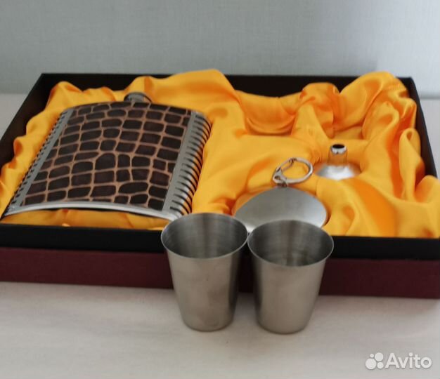 Набор фляжка с рюмками