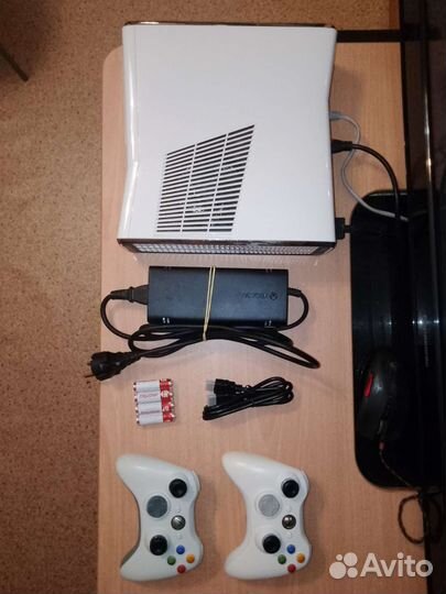 Xbox 360 slim White 320gb freeboot