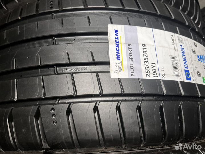 Michelin Pilot Sport 5 255/35 R19