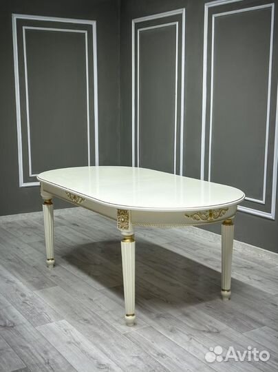 Стол обеденный. В наличии