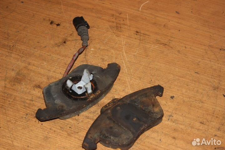 Тормозные колодки переднее левое Volkswagen Golf 6