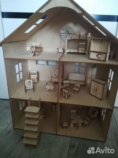 Кукольный домик с мебелью