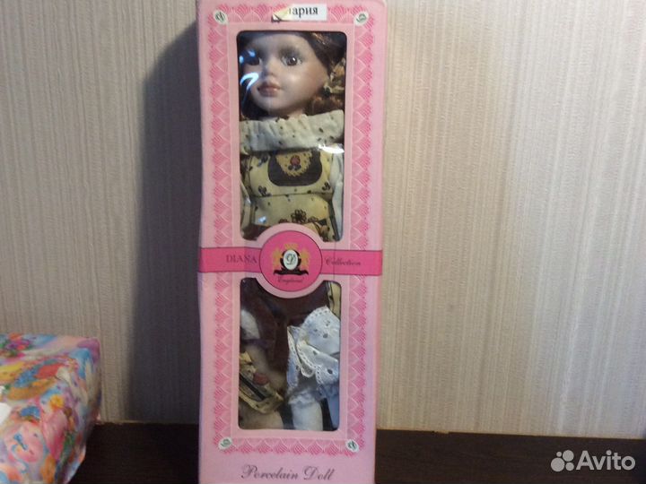 Кукла фарфоровая и марионетка клоун