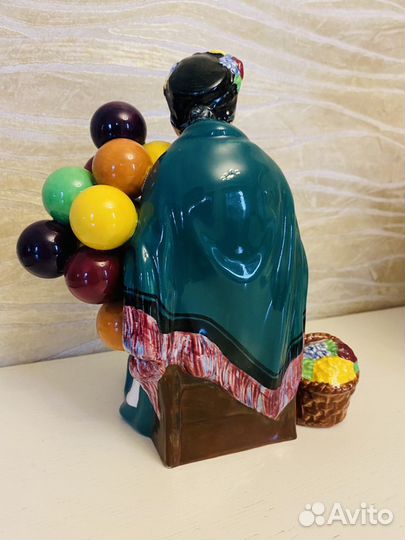 Royal Doulton. Статуэтка «The Old Balloon Seller»