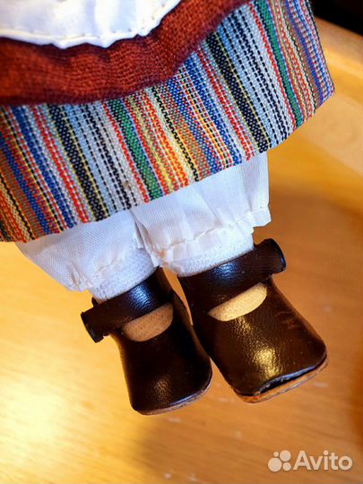 Кукла фарфоровая