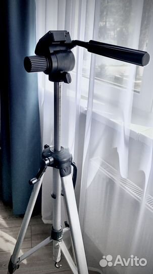 Штатив для фотоаппарата или видеокамеры
