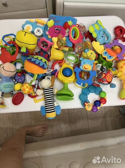 Игрушки подвесные и погремушки для малышей