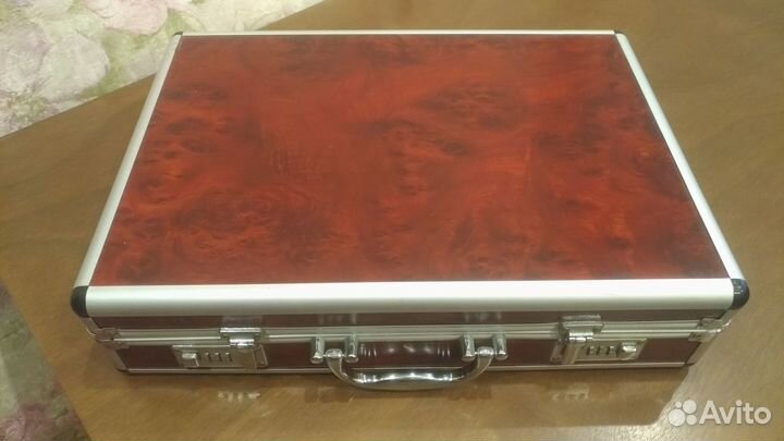 Столовые приборы в подарочном чемодане