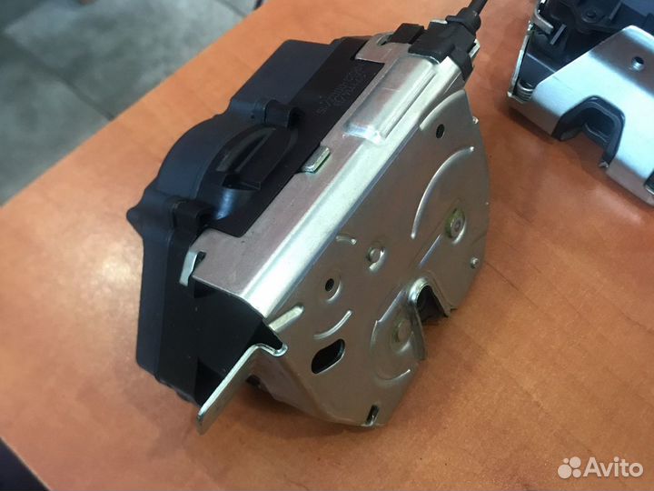 Замок крышки багажника w251 ML GL 164 w211