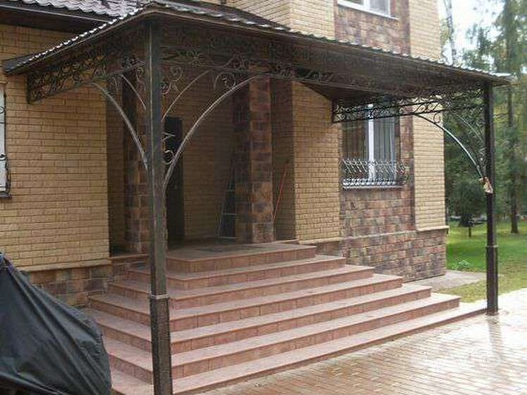 Крыльцо для частного дома с навесом фото