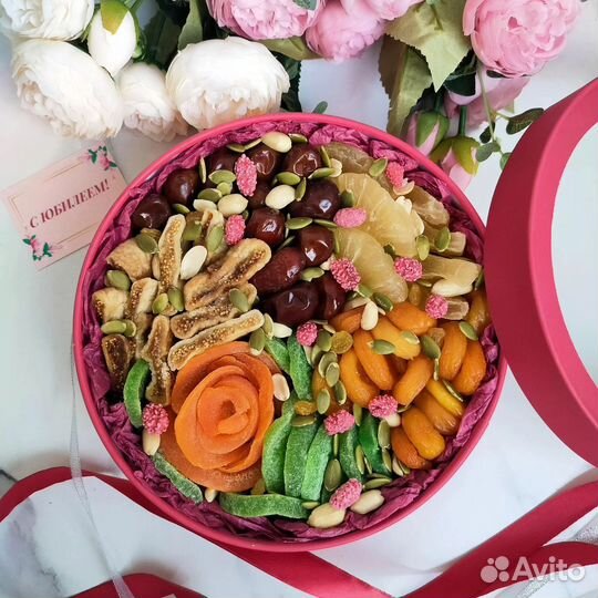 Подарок из орехов и сухофруктов учителю