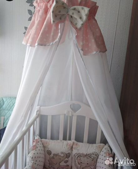 Детская кроватка с маятником белая