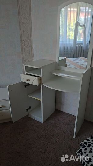 Кровать, шкаф, трюмо, тумбочки