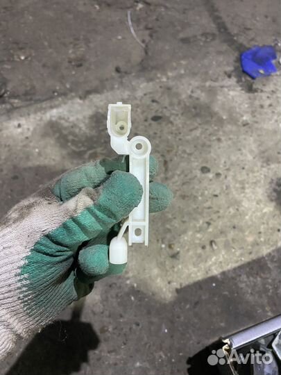 Лапка на отражатель фары для Апти carisma