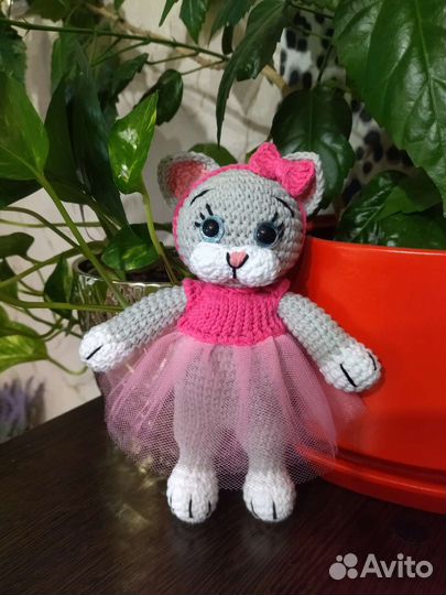 Вязаная кошечка ручной работы