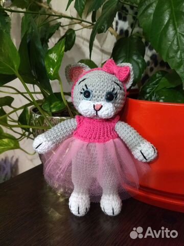 Вязаная кошечка ручной работы
