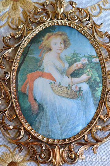 Картина. Роспись по шелку. Латунная рамка