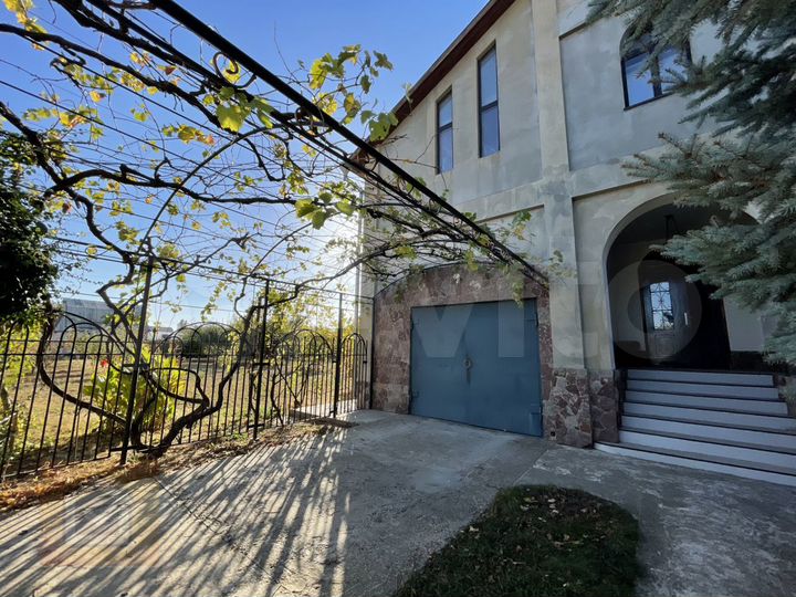 Дом 395 м² на участке 20 сот.