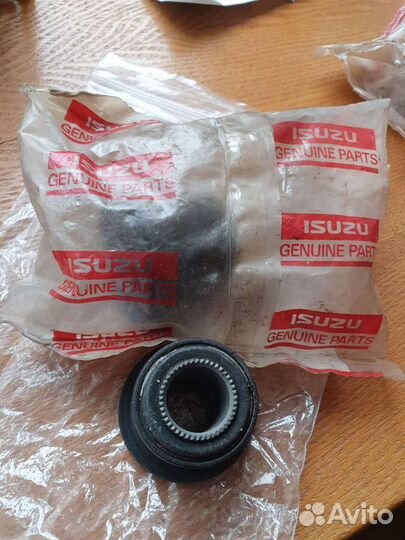 Сайлентблок автомобиля isuzu
