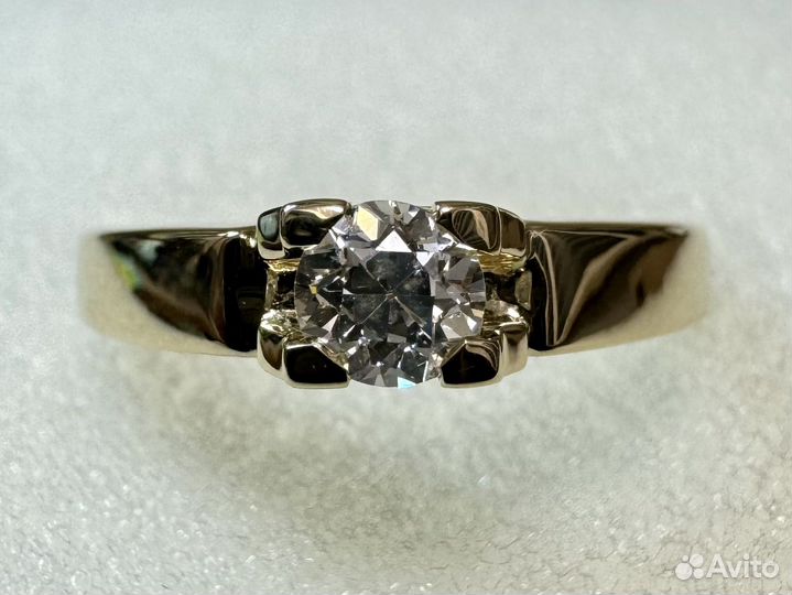 Золотое кольцо с крупным бриллиантом