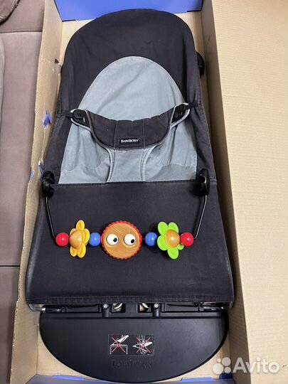 Шезлонг babybjorn с игрушкой