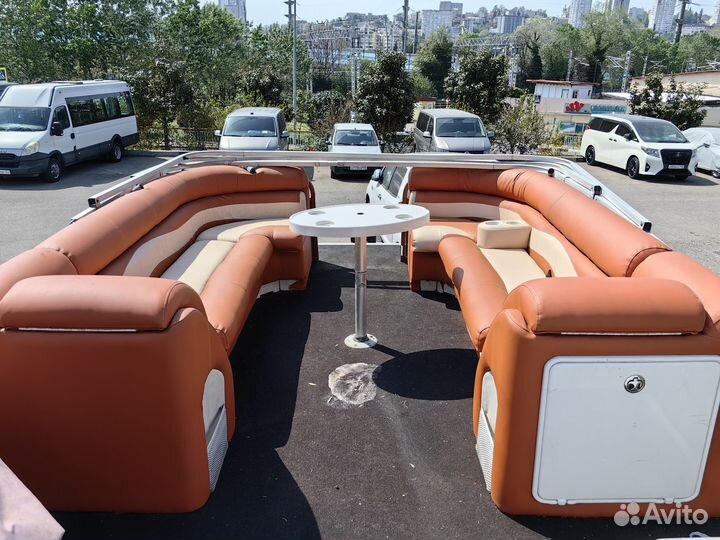 Моторный катамаран