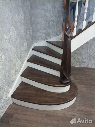 Деревянная лестница на второй этаж