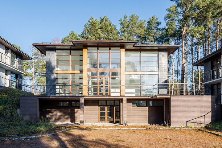 Дом 3060 м² на участке 1,32 га