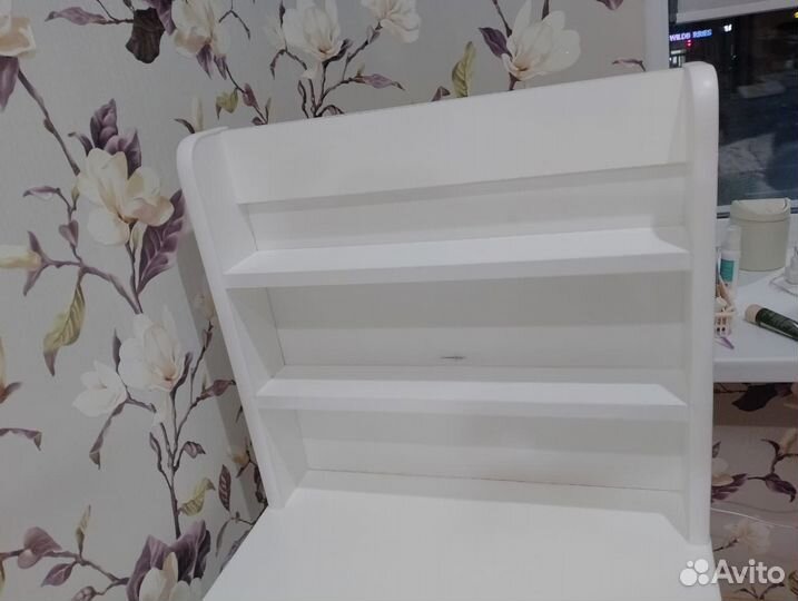 Маникюрный стол