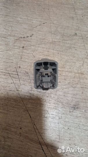 Крючок солнцезащитного козырька