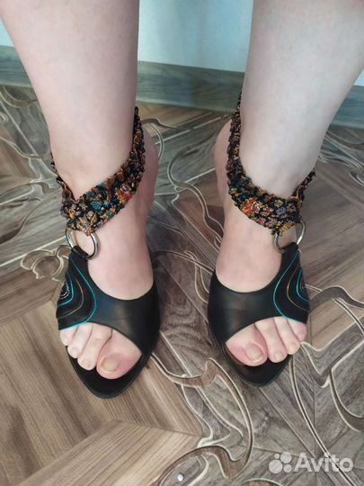 Продаю босоножки