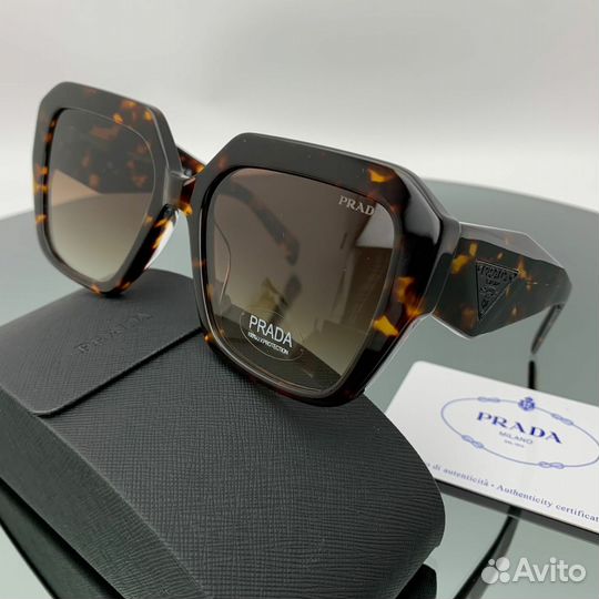Солнцезащитные очки Prada