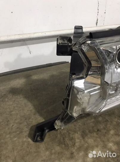 Фара левая Toyota LC 200