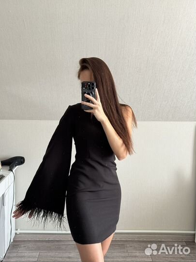 Платье вечернее с перьями