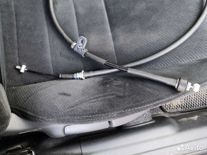 Трос стояночного тормоза на Hyundai Elantra