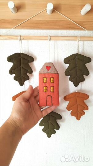 Осенний декор панно с листиками и домиком сканди