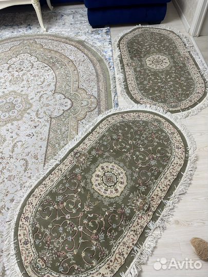 Ковер и два прикроватных коврика